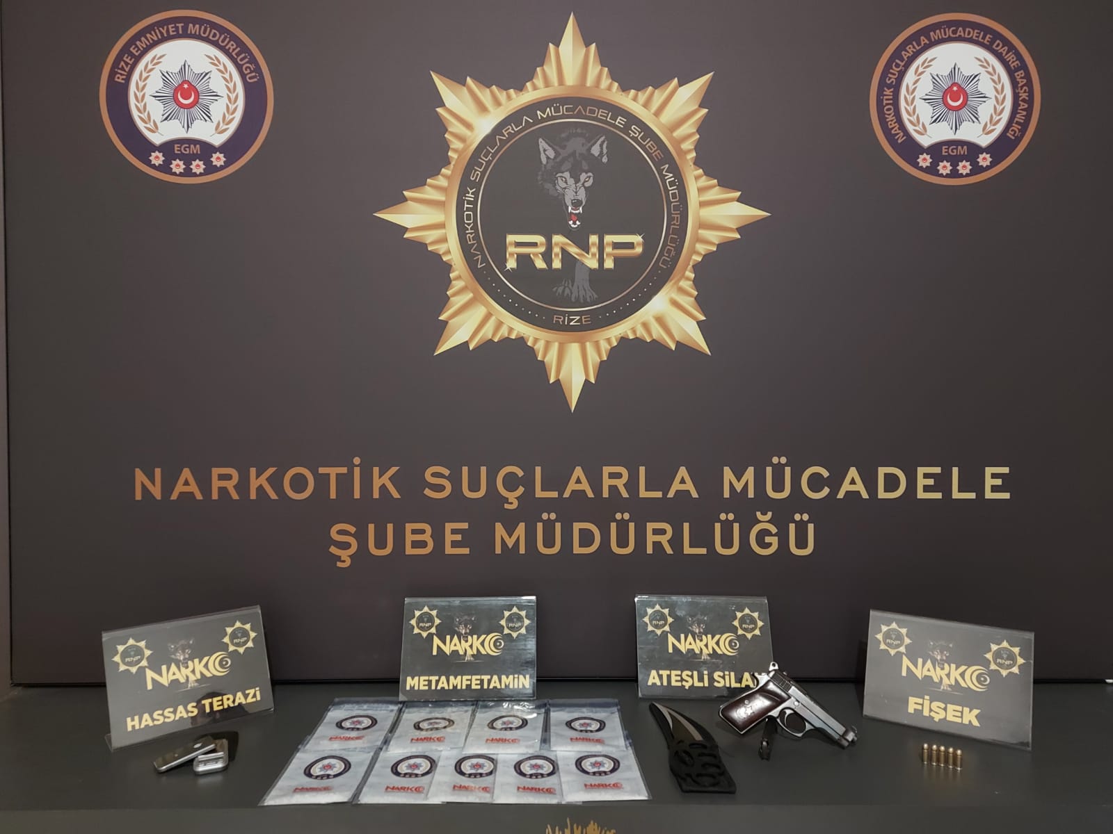 RİZE’DE ZEHİR TACİRLERİ DURMUYOR. ŞEHİR MERKEZİNDE 2 ŞAHISIN ÜST VE ARABA ARAMALARINDA METAMFETAMİN MADDESİ TABANCA VE MUŞTALI BIÇAK ELE GEÇİRİLDİ. ŞAHISLARDAN BİRİ TUTUKLANDI