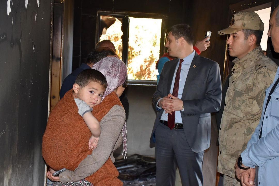 GÜMÜŞHANE'NİN KÜRTÜN İLÇESİNDE 3 YAŞINDAKİ ÇOCUĞUN ÇAKMAKLA OYNARKEN TUTUŞTURDUĞU PERDE EVİN YANMASINA NEDEN OLDU