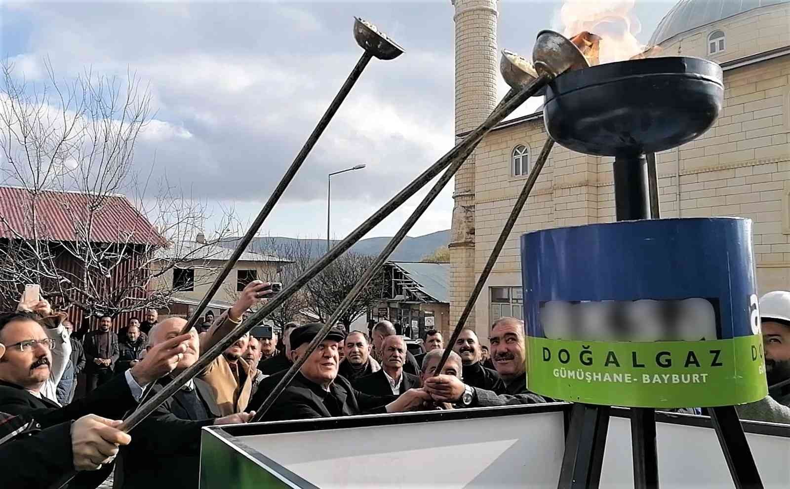 DEMİRÖZÜ’NDE HATTA İLK DOĞALGAZ AKIŞI İÇİN TÖREN DÜZENLENDİ
