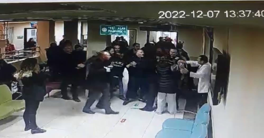 TRABZON’UN ORTAHİSAR İLÇESİNDEKİ FATİH DEVLET HASTANESİ'NDE DOKTORU DARP, SEKRETERE İSE HAKARET EDEN BABA VE OĞLU ADLİ KONTROL ŞARTIYLA SERBEST BIRAKILDI