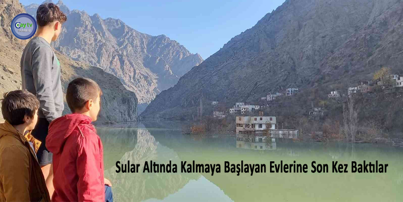 SULAR ALTINDA KALMAYA BAŞLAYAN EVLERİNE SON KEZ BAKTILAR. ARTVİN'İN YUSUFELİ İLÇESİNDE BARAJ SULARI ALTINDA KALMAYA BAŞLAYAN İLK KÖY OLAN IRMAKYANI KÖYÜNDE BARAJ SULARI EVLERİN DUVARLARINA DAYANDI