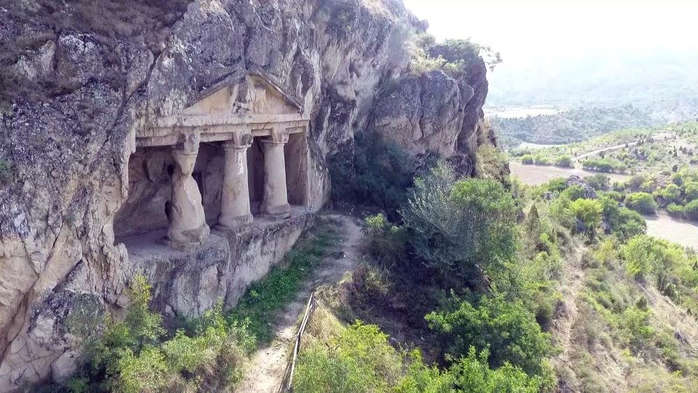 BOYABAT BAZALT KAYALIKLARI TURİZME KAZANDIRILACAK.YAŞININ 5 MİLYON YILA DAYANDIĞI TAHMİN EDİLEN ALTIGEN PRİZMA ŞEKLİNDEKİ BOYABAT BAZALT KAYALIKLARI TABİAT ANITI, DÜNYADA NADİR JEOLOJİK OLUŞUMLARDAN BİRİ OLARAK GÖSTERİLİYOR