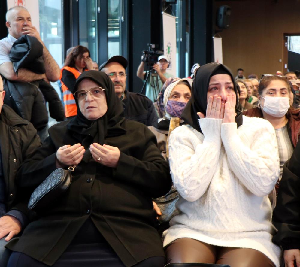 SAMSUN'DA SOSYAL KONUT KURA ÇEKİMİNDE İSMİ ÇIKAN VATANDAŞLAR GÖZYAŞLARINA HAKİM OLAMADI. VATANDAŞLAR, HAYATLARINDA İLK KEZ EV SAHİBİ OLACAKLARI İÇİN MUTLU OLDUKLARINI SÖYLEDİ