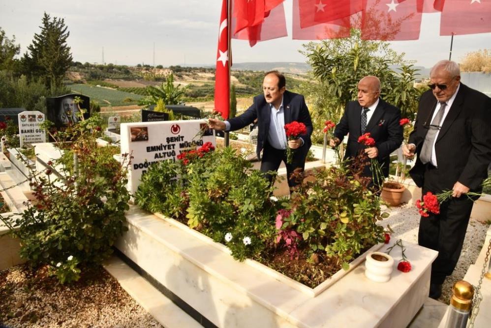 MAKAMINDA UĞRADIĞI SİLAHLI SALDIRIDA ŞEHİT OLAN RİZE İL EMNİYET MÜDÜRÜ ALTUĞ VERDİ, ŞEHADETİNİN 4. YILINDA VALİ ALİ HAMZA PEHLİVAN'IN DA KATILIMIYLA MERSİN'DEKİ MEZARI BAŞINDA ANILDI