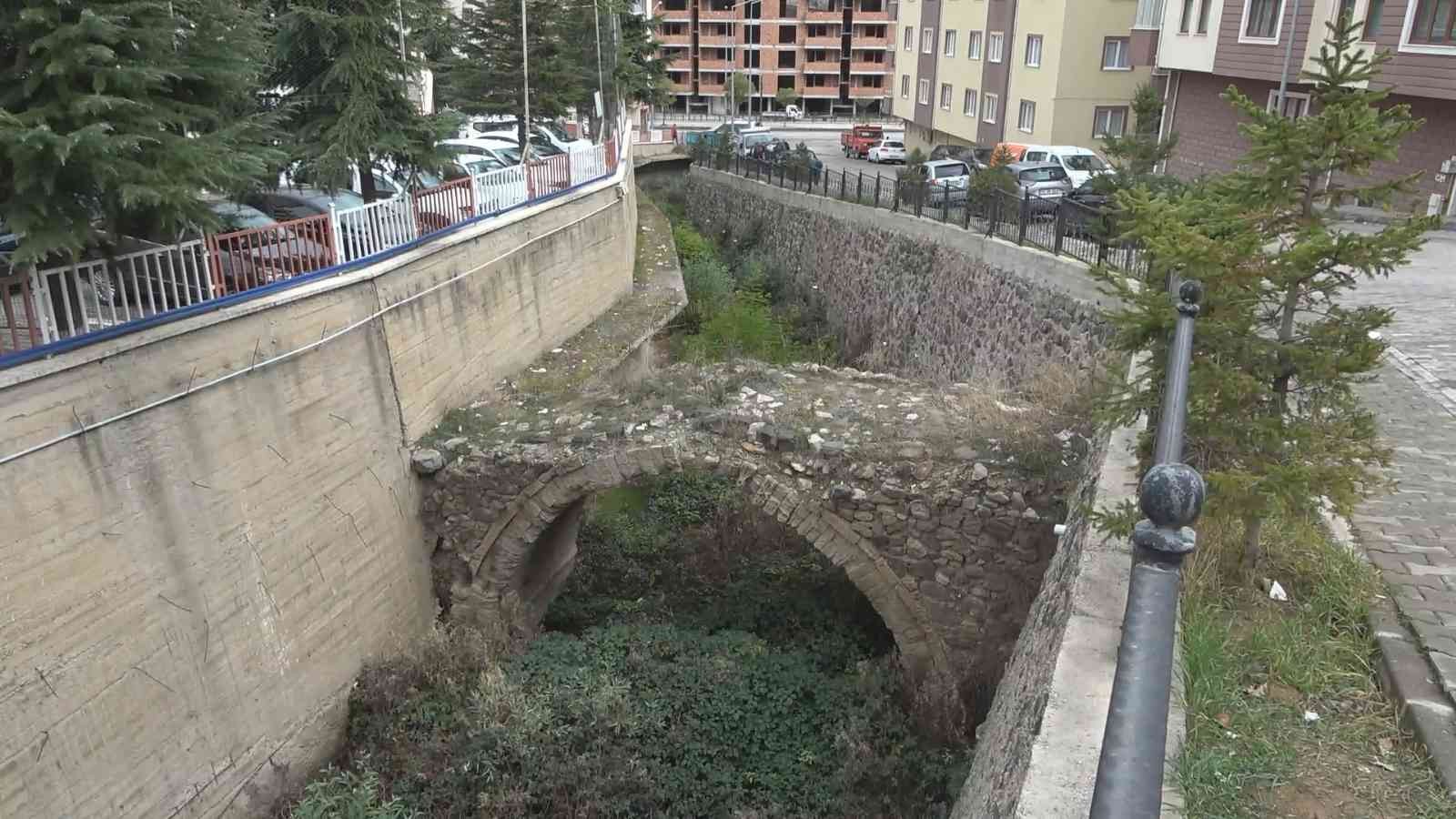 GÜMÜŞHANE'DE 19. YÜZYILIN SONLARINDA İNŞA EDİLEN TESCİLLİ TARİHİ GÜZELLER KÖPRÜSÜ KADERİNE TERK EDİLDİ. ÇEVRESİNE İNŞA EDİLEN İSTİNAT DUVARLARI NEDENİYLE UNUTULAN TARİHİ KÖPRÜ ÇÖPLÜK HALİNE GELDİ