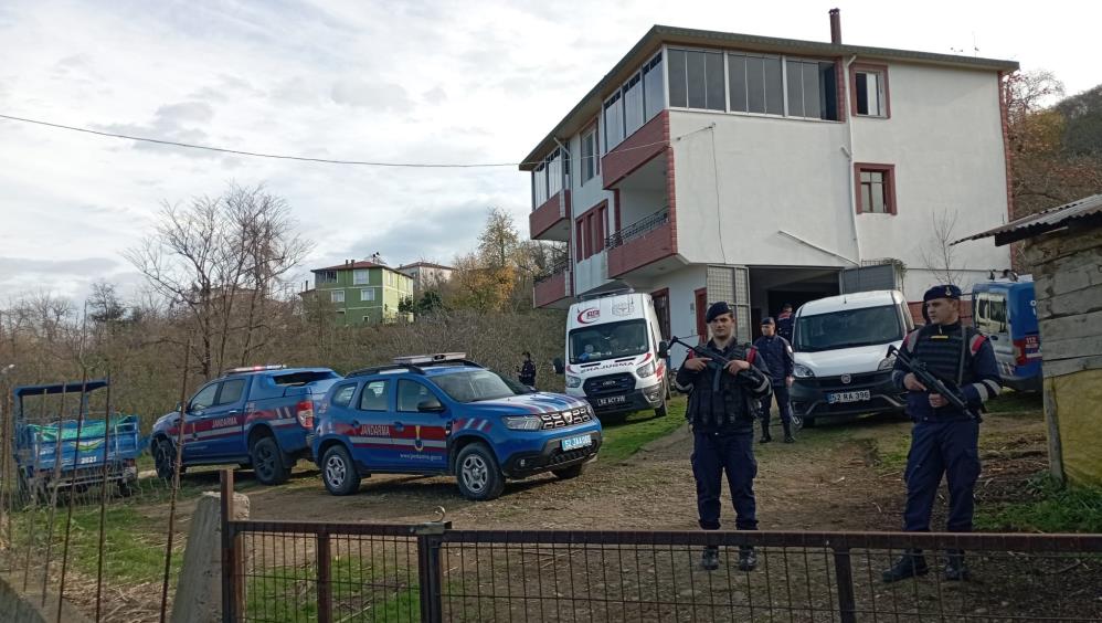 ORDU'NUN ÜNYE İLÇESİNE BAĞLI KEŞ MAHALLESİ CIMBIRTLI MEVKİSİNDE CİNNET GETİREN 90 YAŞINDAKİ BABA OĞLUNU VE GELİNİNİ TABANCAYLA VURDU. OLAYDA OĞLU HAYATINI KAYBETTİ, GELİNİ AĞIR YARALANDI
