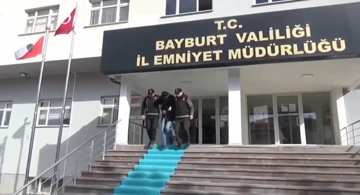 BAYBURT'TA NARKOTİK SUÇLARLA MÜCADELE ÇERÇEVESİNDE GERÇEKLEŞTİRİLEN ÇALIŞMALARDA UYUŞTURUCU TİCARETİ YAPMAKTAN 5 KİŞİ TUTUKLANDI