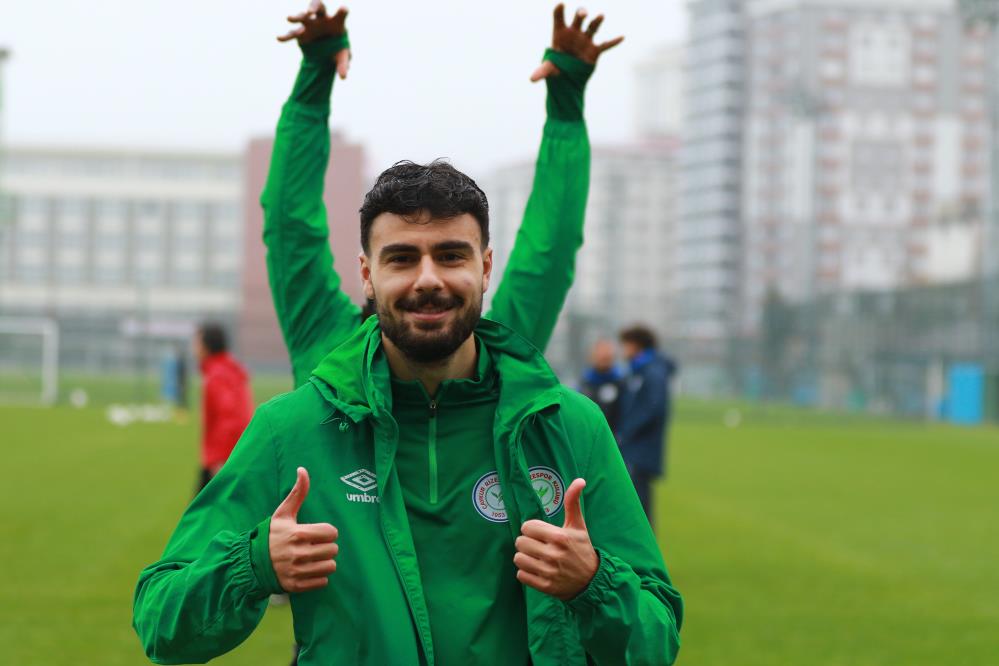 TAKIMIN HER HAFTA DAHA İYİYE GİTTİĞİNİ SÖYLEYEN ÇAYKUR RİZESPOR'UN BAŞARILI OYUNCUSU DENİZ HÜMMET, "BİZİM İÇİN HER MAÇ FİNAL MAÇI GİBİ. PUANLAR ÇOK ÖNEMLİ" DEDİ