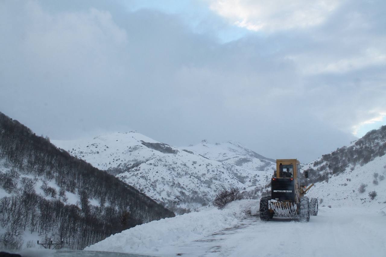 BAYBURT'UN YÜKSEK KESİMLERİ KAR YAĞIŞININ ARDINDAN BEYAZ ÖRTÜYLE KAPLANIRKEN BAYBURT-ÇAYKARA YOLU SOĞANLI GEÇİDİ BÖLGESİNDE KARAYOLLARI 106. BÖLGE ŞEFLİĞİ EKİPLERİ KARLA MÜCADELE ÇALIŞMASI YÜRÜTÜYOR