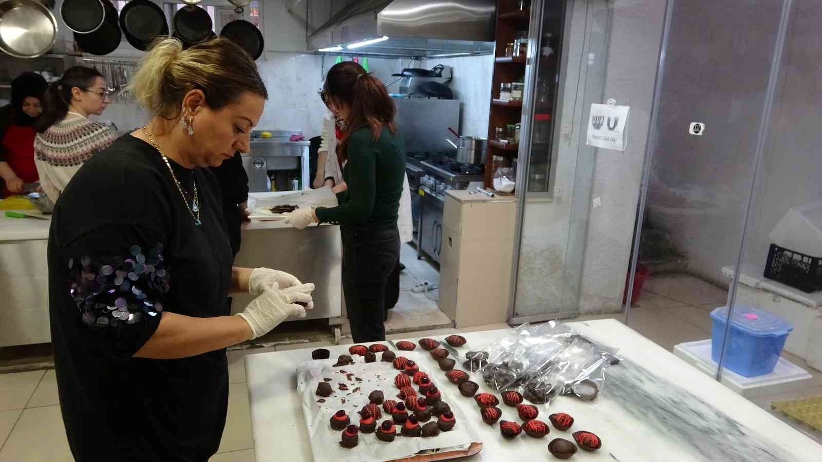 TRABZON'DA ORTAHİSAR HALK EĞİTİM MERKEZİ BÜNYESİNDE İLK KEZ AÇILAN BUTİK ÇİKOLATA KURSU YOĞUN İLGİ GÖRÜRKEN KURSİYERLER, ÖĞRENDİKLERİYLE İŞ HAYATINA ATILMAYA HAZIRLANIYOR