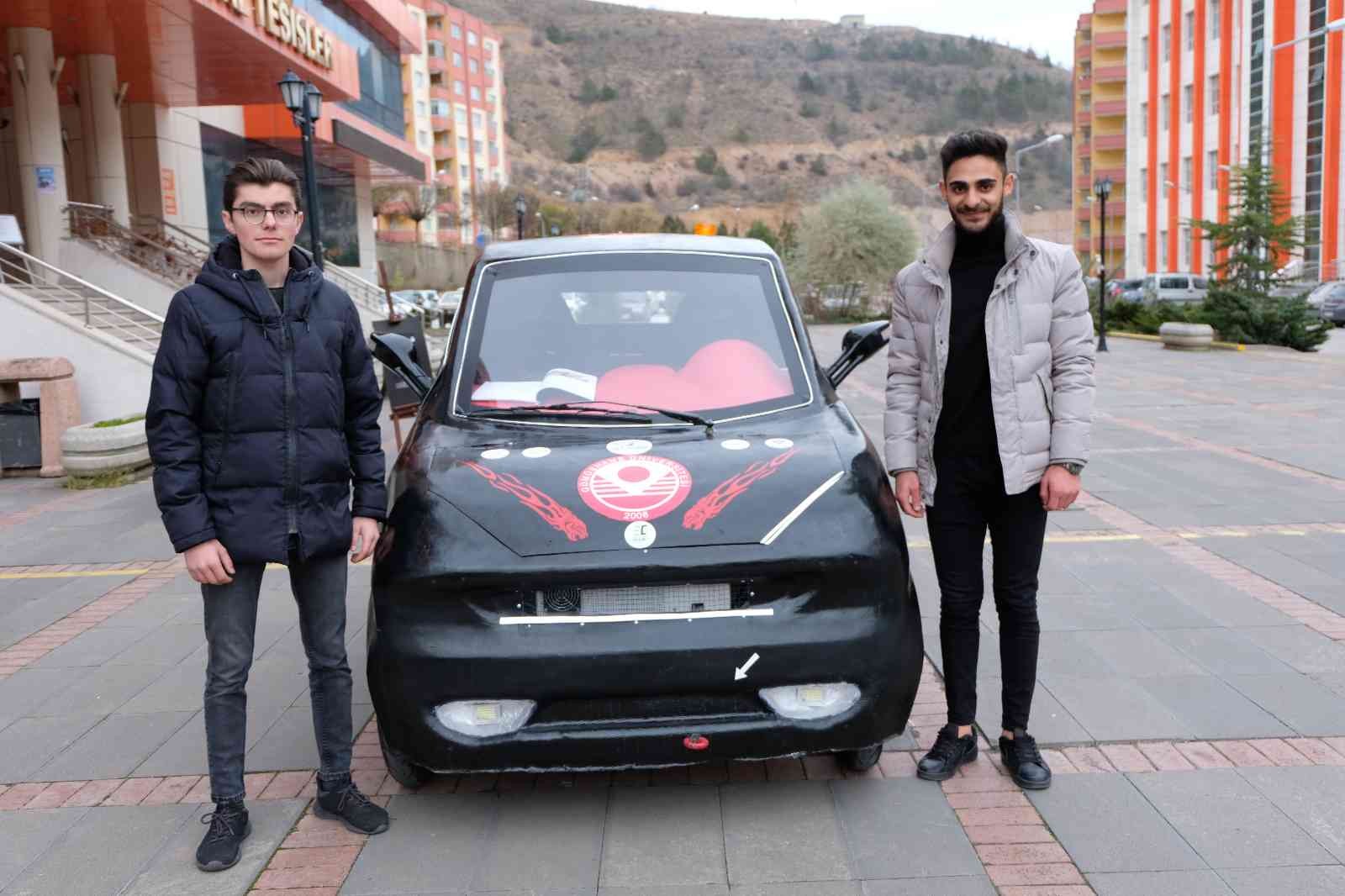 GÜMÜŞHANE ÜNİVERSİTESİ MEKATRONİK BÖLÜMÜ ÖĞRENCİLERİ BİR BATARYAYLA 3 SAAT KULLANILABİLEN ELEKTRİKLİ ARAÇ YAPTI. "SİLVER HOUSE" İSİMLİ ARAÇ 120 KİLOMETRE HIZA ULAŞABİLİYOR
