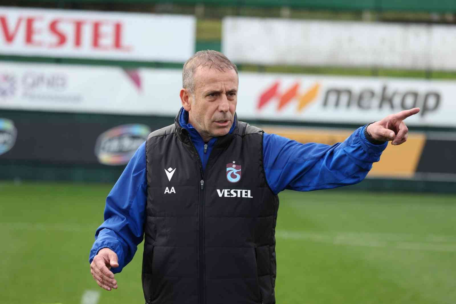 TRABZONSPOR TEKNİK DİREKTÖRÜ ABDULLAH AVCI, ANTRENMANLARDA OYUNCULARINA MOTİVASYON KONUŞMALARINDA BULUNURKEN, ONLARA OLAN GÜVENİNİ DİLE GETİRDİ
