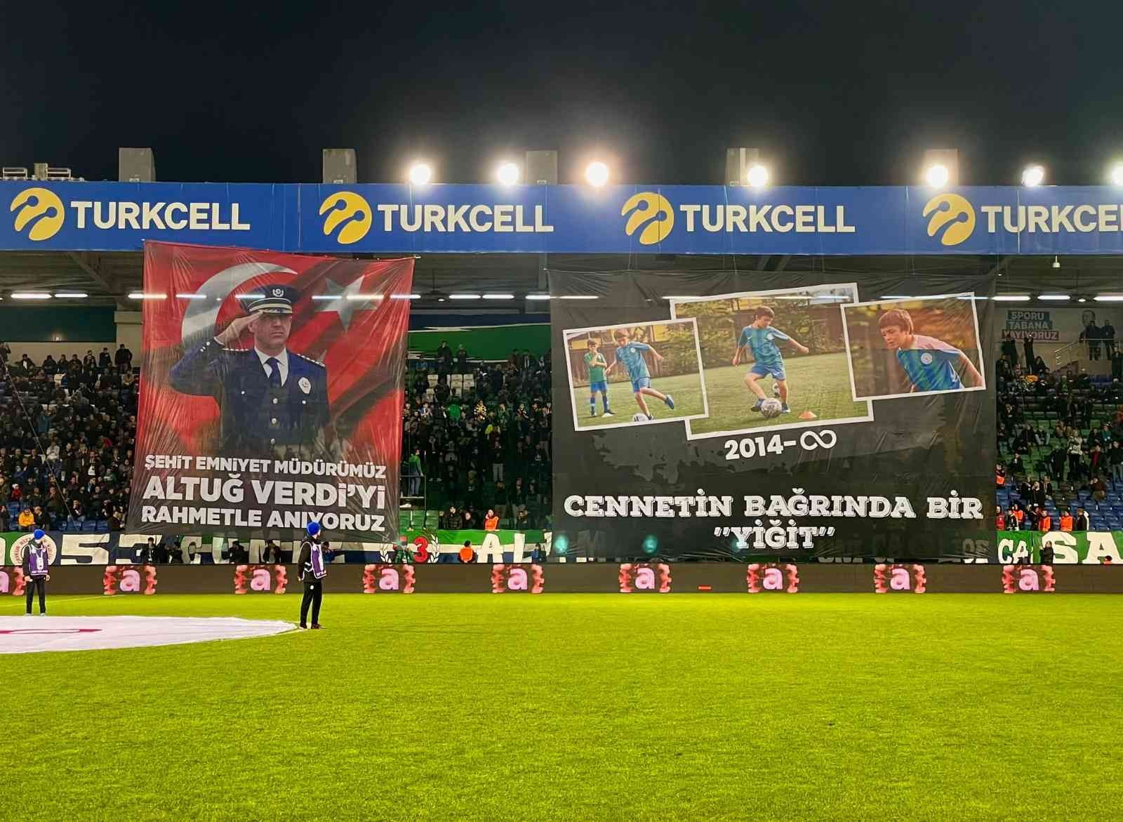 RİZE'DE ÜZERİNE KALE DİREĞİ DEVRİLMESİ SONUCU HAYATINI KAYBEDEN YİĞİT DEMİREL'İN İSMİ RİZESPOR - GÖZTEPESPOR MAÇINDA GAZETECİLERE DAĞITILAN ESAME LİSTESİNDE YER ALDI