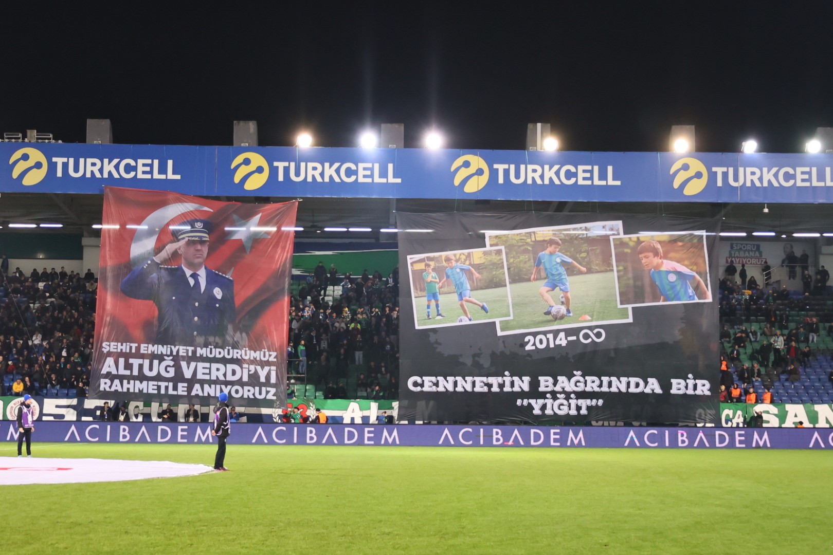 RİZE'DE ÜZERİNE KALE DİREĞİ DEVRİLMESİ SONUCU HAYATINI KAYBEDEN YİĞİT DEMİREL İÇİN GÖZTEPE MAÇINDA RİZESPOR TARAFTARLARINDAN KOREOGRAFİ YAPILDI