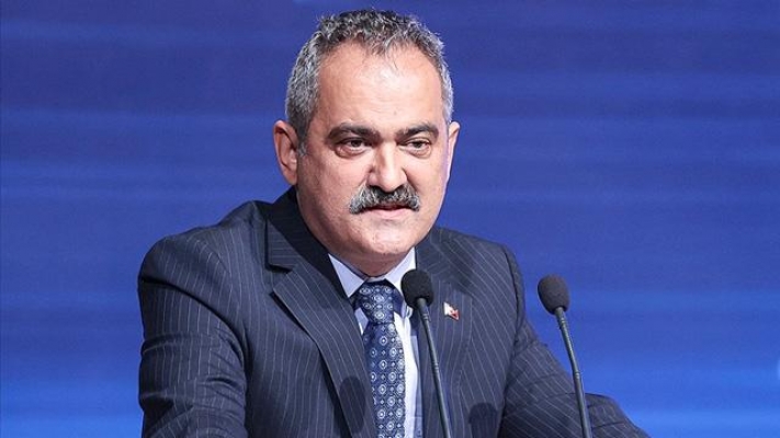 MİLLÎ EĞİTİM BAKANI MAHMUT ÖZER, AİLELERİN FARKLI EĞİTİMLERLE ÇOK YÖNLÜ DESTEKLENMESİ AMACIYLA BAŞLATILAN AİLE OKULU PROJESİYLE BUGÜNE KADAR 1 MİLYON AİLEYE ULAŞILDIĞINI AÇIKLADI