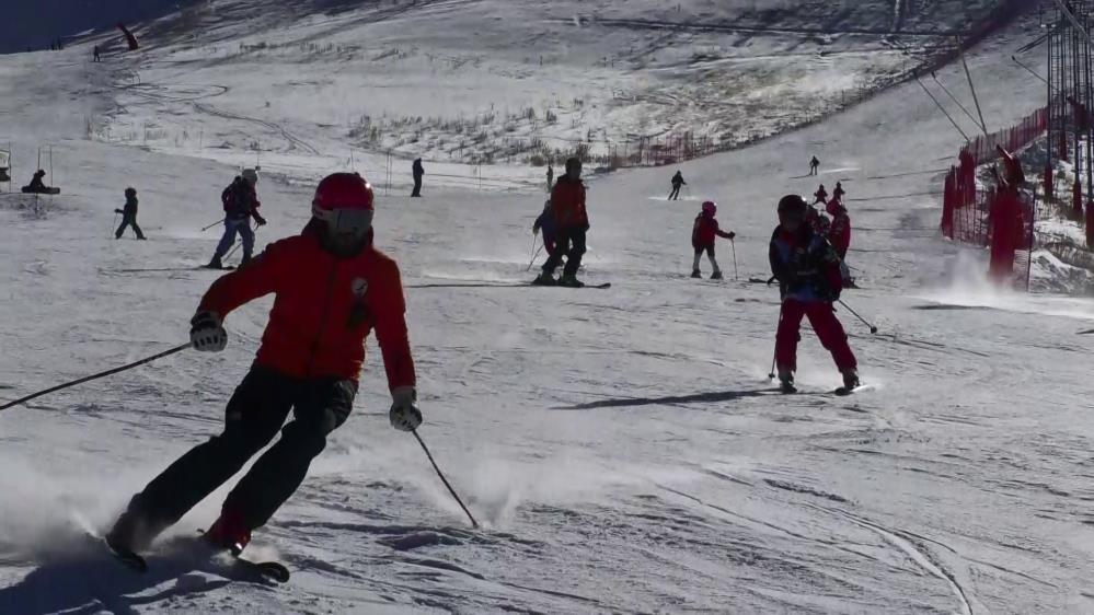 GEÇTİĞİMİZ HAFTA PİSTLERİN HAZIR HALE GETİRİLMESİ İLE SEZONU AÇAN PALANDÖKEN KAYAK MERKEZİ'NDE SPORCULAR VE KAYAK SEVERLER GÜNEŞLİ HAVADA KAYAK YAPMANIN KEYFİNİ ÇIKARDILAR