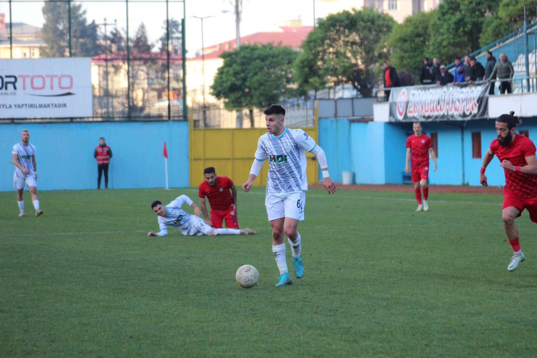 TFF 2. LİG KIRMIZI GRUP 19'UNCU HAFTA MAÇINDA PAZARSPOR , SAHASINDA ZONGULDAK KÖMÜRSPOR'LA 1 - 1 BERABERE KALDI