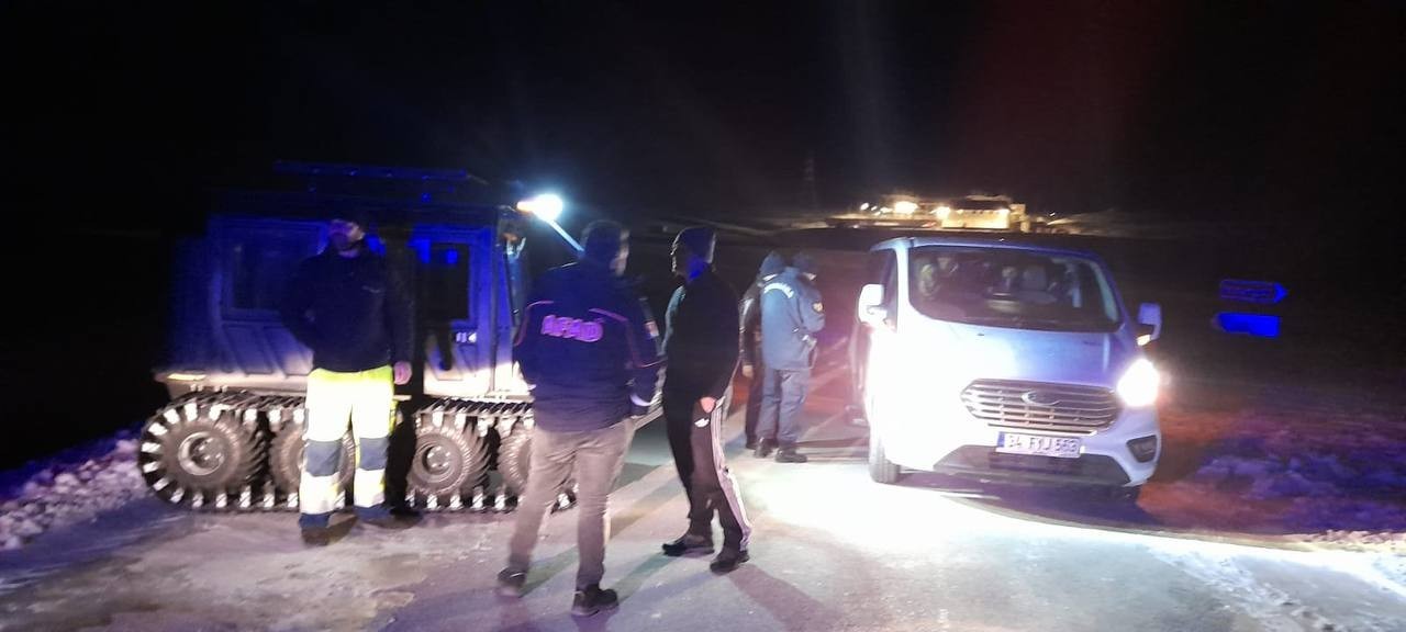 İSTANBUL'DAN UZUNGÖL'E TATİLE GİDEN MALEZYALI TURİSTLER BAYBURT'UN SOĞANLI DAĞI CİVARLARINDA KAR NEDENİYLE MAHSUR KALDILAR. ARAÇLARI KARA SAPLANAN TURİSTLERİN YARDIMINA İSE KARAYOLLARI, AFAD VE JANDARMA EKİPLE