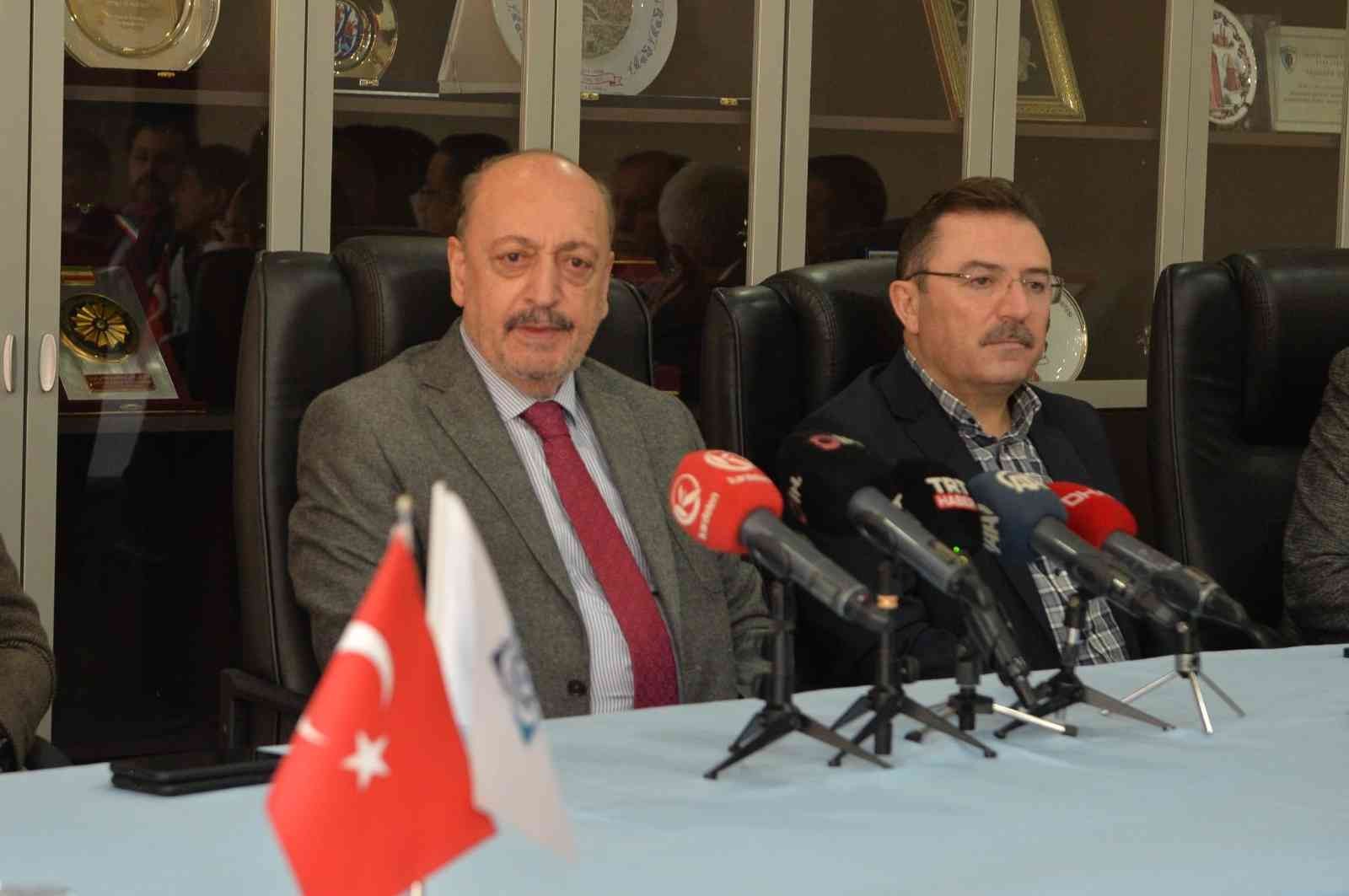 ÇALIŞMA VE SOSYAL GÜVENLİK BAKANI VEDAT BİLGİN, EYT DÜZENLEMESİ İLE İLGİLİ TEKNİK ÇALIŞMALARIN TAMAMLANMAK ÜZERE OLDUĞUNU DA BELİRTEREK YIL SONUNDA BU İŞİN TAMAMEN ÇÖZÜLECEĞİNİ SÖYLEDİ