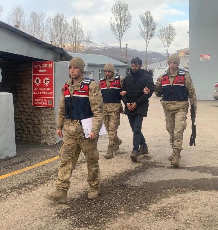ERZURUM'UN KARAYAZI İLÇESİNDE PKK/KCK SİLAHLI TERÖR ÖRGÜTÜNE ÜYE OLMAK SUÇUNDAN ARANAN ŞAHIS DÜZENLENEN OPERASYON İLE YAKALANDI