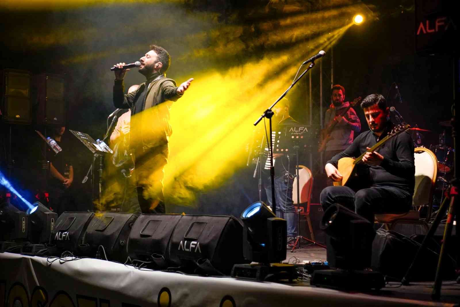 CUMHURİYETİN 100. YILI VE TÜRKİYE YÜZYILININ BAŞLANGICI OLAN 2023'TE 15. YAŞINI KUTLAYACAK OLAN BAYBURT ÜNİVERSİTESİ, KOLİVA GRUBUNUN SAHNE ALDIĞI KONSERLE "15. YILI KARŞILAMA" COŞKUSUNU YAŞADI