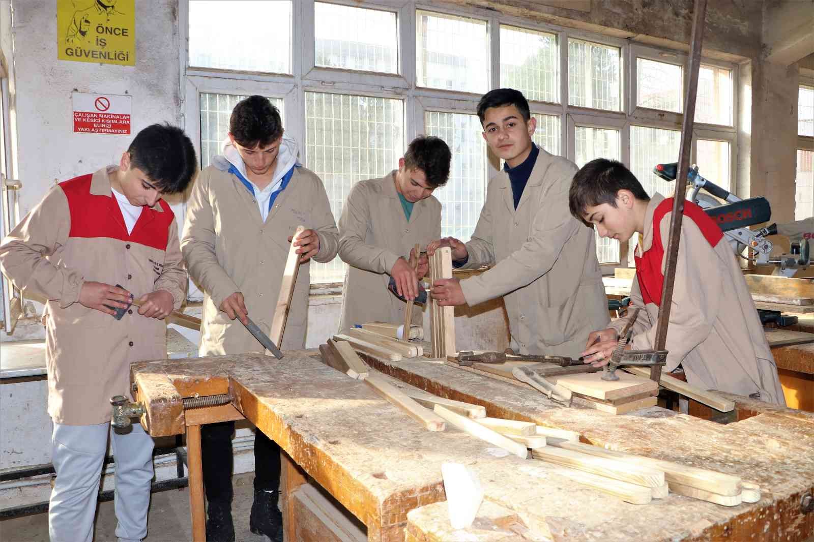 SAMSUN ÇARŞAMBA MESLEKİ VE TEKNİKİ ANADOLU LİSESİ 2022 YILINDA YAPTIĞI ÜRETİM İLE YILLIK 4,5 MİLYON TL CİRO ELDE ETMEYİ BAŞARDI