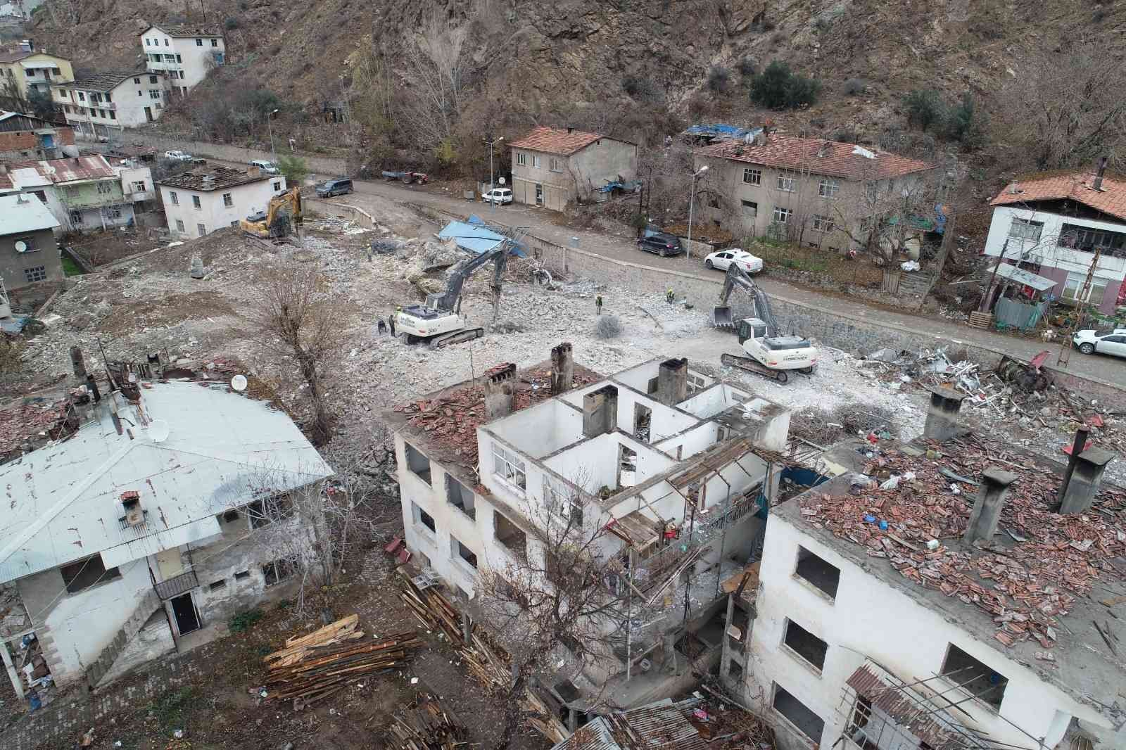 ARTVİN'DE YUSUFELİ BARAJININ SU TUTMAYA BAŞLAMASININ ARDINDAN İLÇEDE TAŞINMA İŞLEMLERİ HIZLA DEVAM EDERKEN, BİR YANDAN DA KAMU KURUMLARINA AİT BİNALARIN YIKIMLARI DEVAM EDİYOR