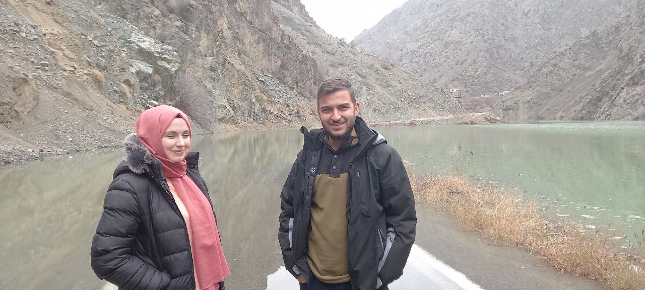 ARTVİN'İN YUSUFELİ İLÇESİNDE SULAR ALTINDA KALACAK OLAN IRMAKYANİ KÖYÜNDE TANIŞAN VE DAHA SONRA NİŞANLANAN ÇİFT, KÖYÜN VE HATIRALARININ SULAR ALTINDA KALMASINI UZAKTAN İZLEDİLER