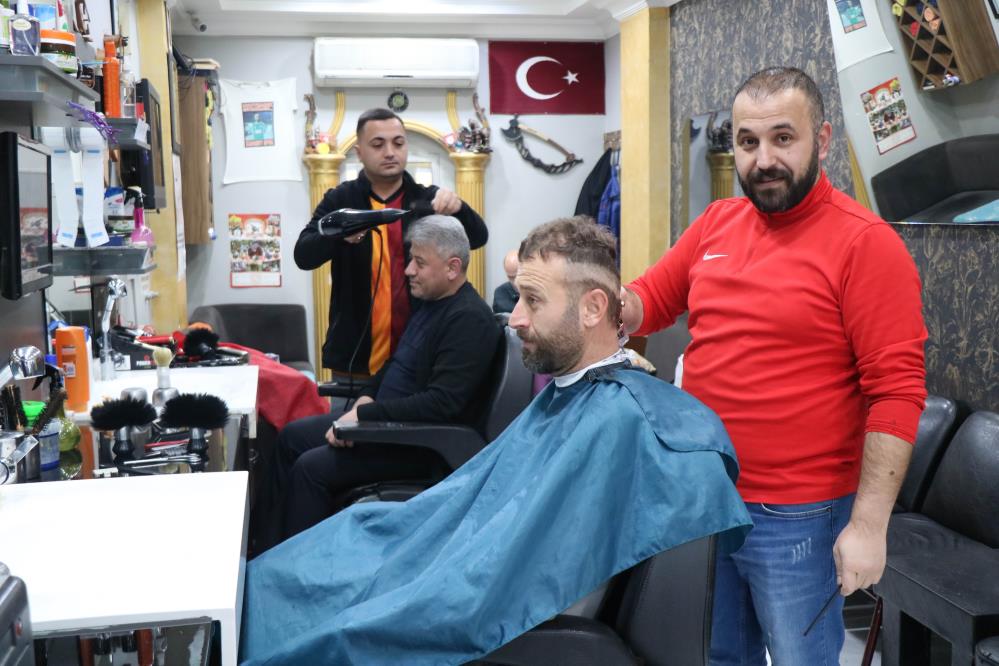 ARTAN MALİYETLER VE MASRAFLAR SONRASINDA SAMSUN'DA BERBER FİYAT TARİFESİNE ZAM YAPILDI. SAKAL YIKAMALI ÜCRETİ 80 TL'DEN 120 TL'YE ÇIKTI