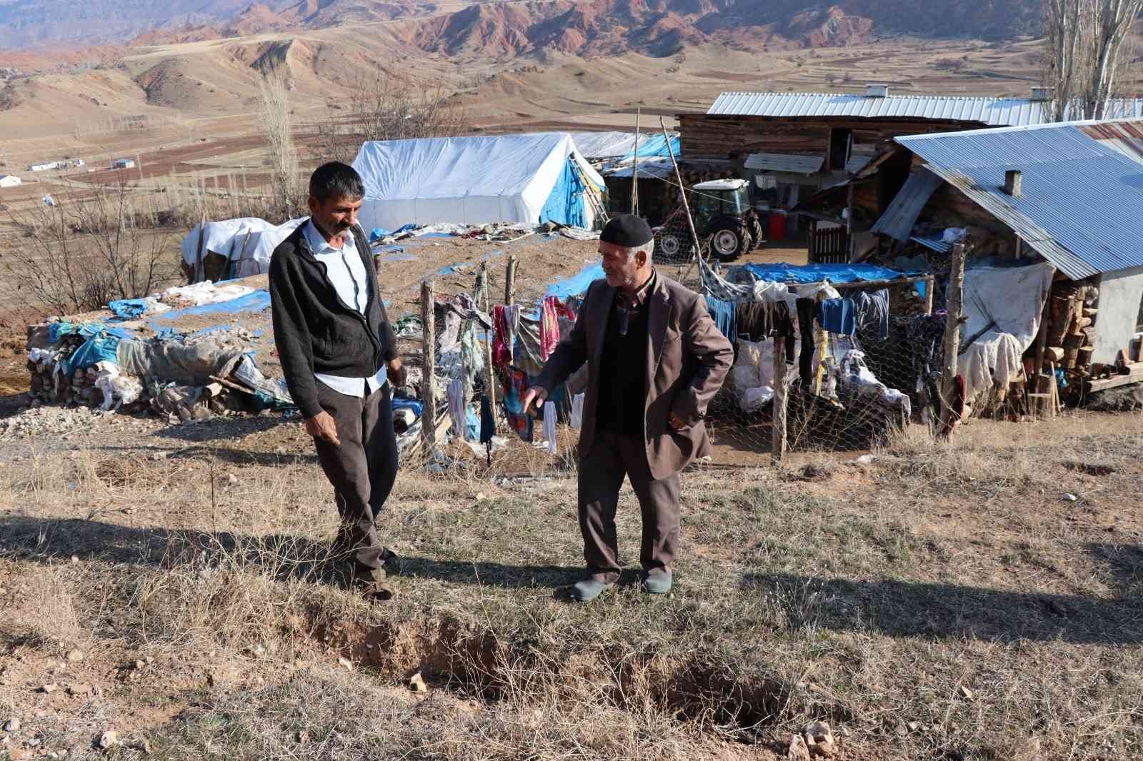 ERZURUM'UN ŞENKAYA İLÇESİNE BAĞLI SARIYAR MAHALLESİNDE HEYELAN SONRASI OLUŞAN OBRUKLAR MAHALLE SAKİNLERİNİ TEDİRGİN EDİYOR