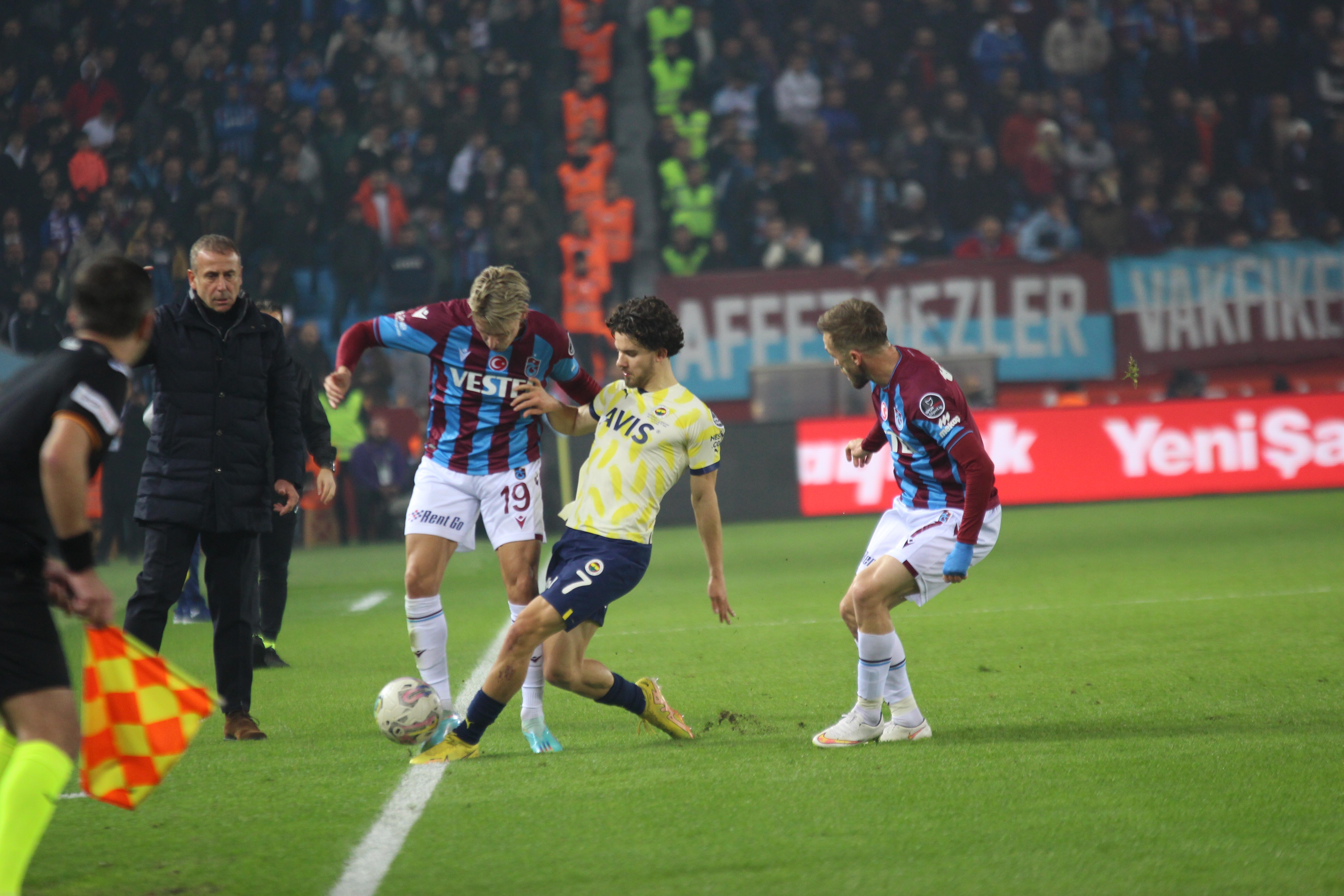 GEÇEN YILIN ŞAMPİYONU TRABZONSPOR KENDİ EVİNDE FENERBAHÇE'Yİ 2 - 0 MAĞLUP ETTİ