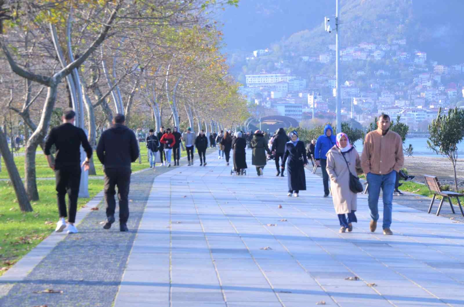 TÜRKİYE'NİN BİRÇOK BÖLGESİNDE KIŞ MEVSİMİ ETKİSİNİ SÜRDÜRÜYOR. ORDU'DA İSE GEÇEN HAFTA ETKİLİ OLAN SOĞUK HAVA, HAFTA SONUNDA YERİNİ YAZDAN KALMA GÜNLERE BIRAKTI. HAVA SICAKLIĞININ 16 DERECE OLARAK ÖLÇÜLDÜ