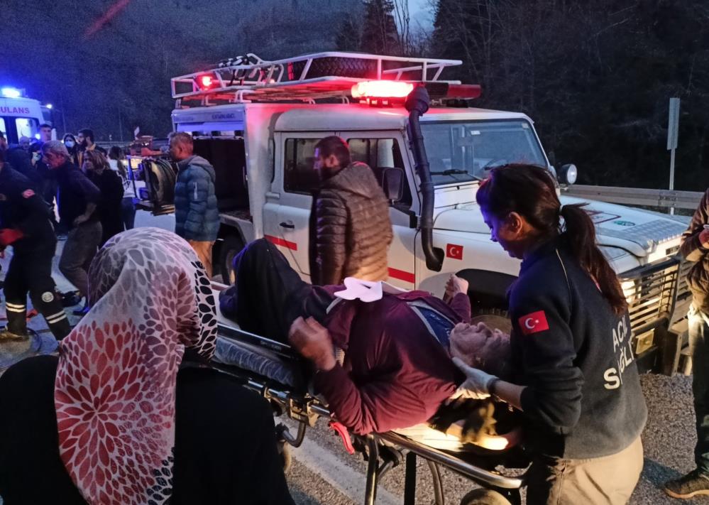 GİRESUN’DA FECİ KAZA: 1 ÖLÜ, 3 YARALI. GİRESUN'UN DERELİ İLÇESİ IKLIKÇI TÜNELİ GİRİŞİNDE YOLDA SAVRULAN OTOMOBİL, ÇARPTIĞI AYDINLATMA DİREĞİNE SAPLANDI