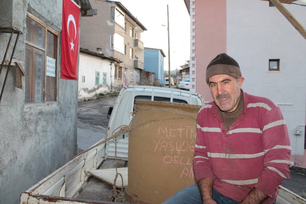 BAYBURT’UN SON TANDIR USTASI YAPTIĞI TANDIRLARI YURDUN BİRÇOK İLİNE GÖNDERİYOR. BAYBURT'UN SON TANDIR USTASI OLAN RECAİ PURUTOĞLU'NUN ELİNDE ŞEKİLLENEN TANDIRLAR, FARKLI İLLERE GÖNDERİLMEK ÜZERE HAZIR HALE GETİRİLİ