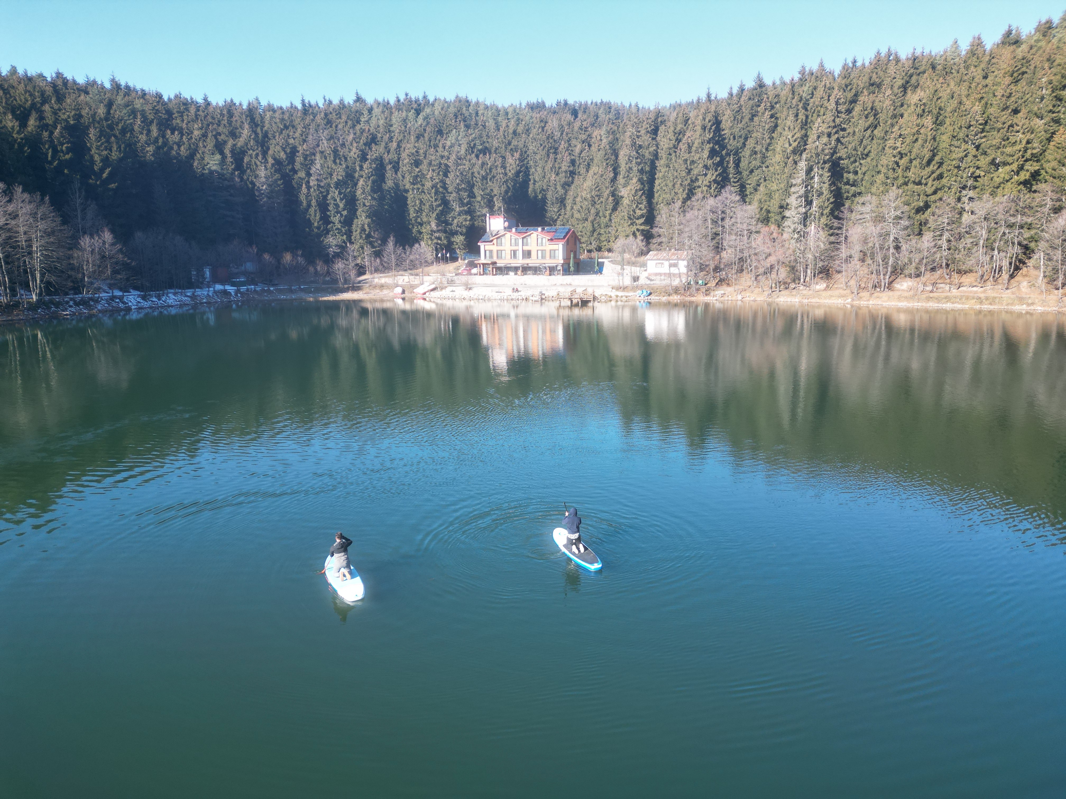 ARTVİN'İN ŞAVŞAT İLÇESİNDEKİ KARAGÖL'DE, "KÜREK SÖRFÜ" (STANDUP PADDLEBOARDİNG) YAPILDI. SPORCULAR, KARAGÖL'ÜN MUHTEŞEM DOĞASI EŞLİĞİNDE KÜREK ÇEKTİLER