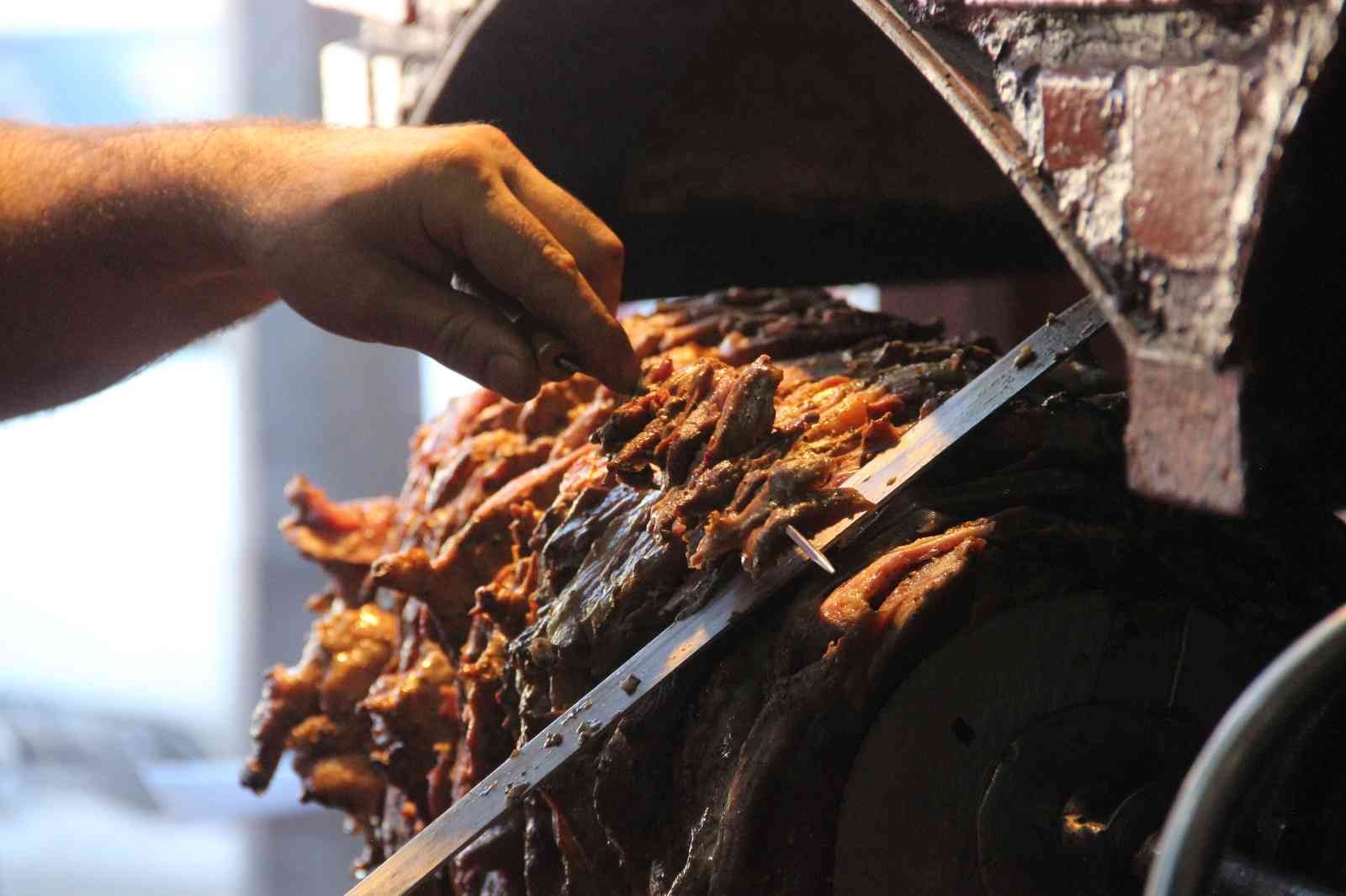 DÜNYA'NIN EN LEZZETLİ YEMEKLERİ 2022 YILI LİSTESİNDE İLK 10'DA ERZURUM'UN CAĞ KEBABI YER ALDI. LİSTEDE 9'UNCU SIRADA YER ALAN CAĞ KEBABI, DÜNYANIN EN LEZZETLİ YEMEKLERİ ARASINA GİRDİ