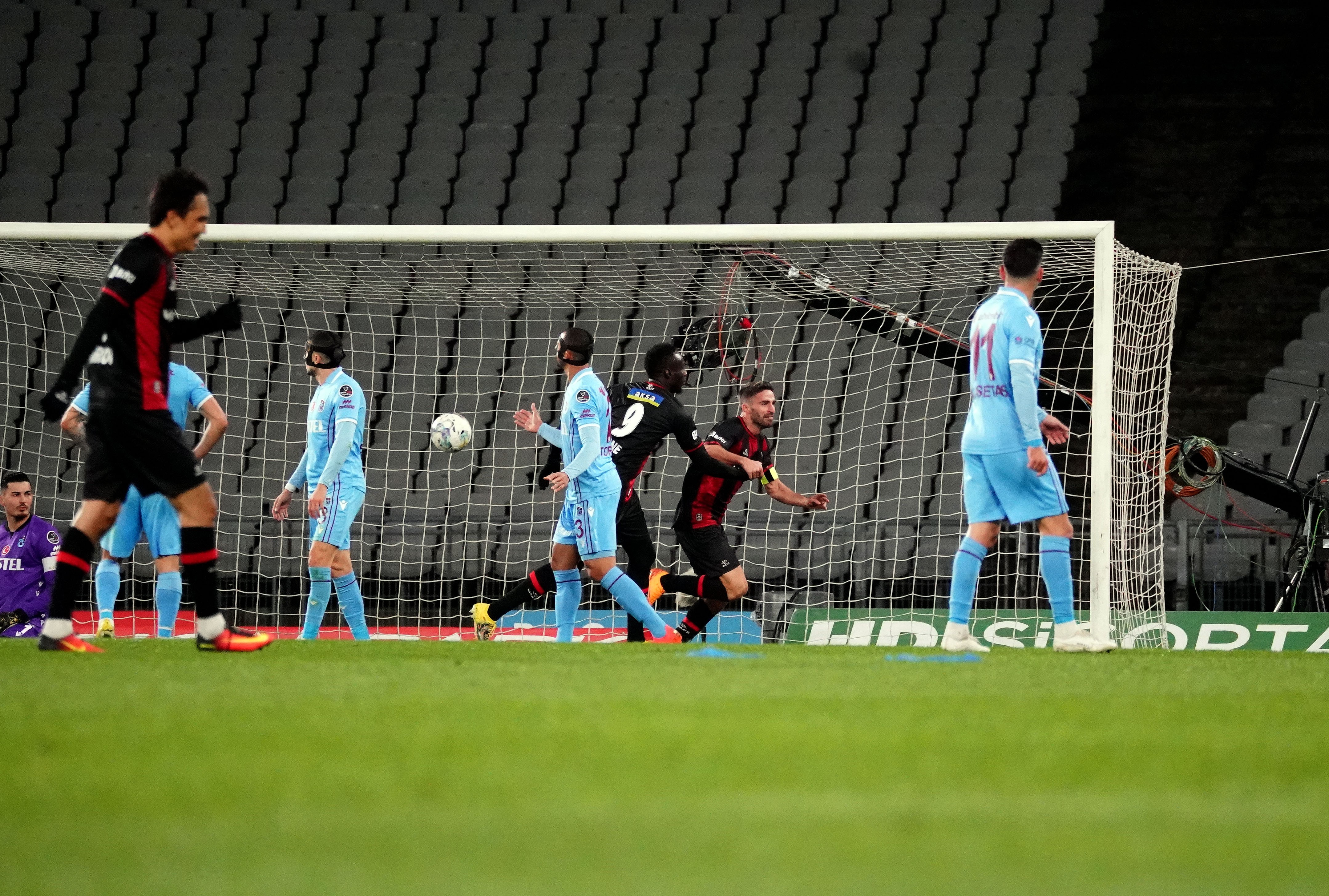 SPOR TOTO SÜPER LİG'İN 16.HAFTASINDA FATİH KARAGÜMRÜK ATATÜRK OLİMPİYAT STADYUMU'NDA KARŞI KARŞIYA GELDİĞİ TRABZONSPOR'U 4-1 MAĞLUP ETTİ