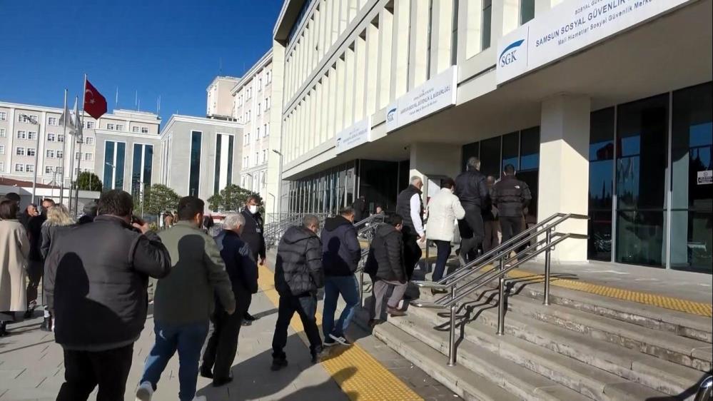 EMEKLİLİKTE YAŞA TAKILAN (EYT) VATANDAŞLAR, MESAİ SAATİNİN BAŞLAMASININ ARDINDAN SOSYAL GÜVENLİK KURUMU (SGK) BİNALARINA AKIN ETTİLER