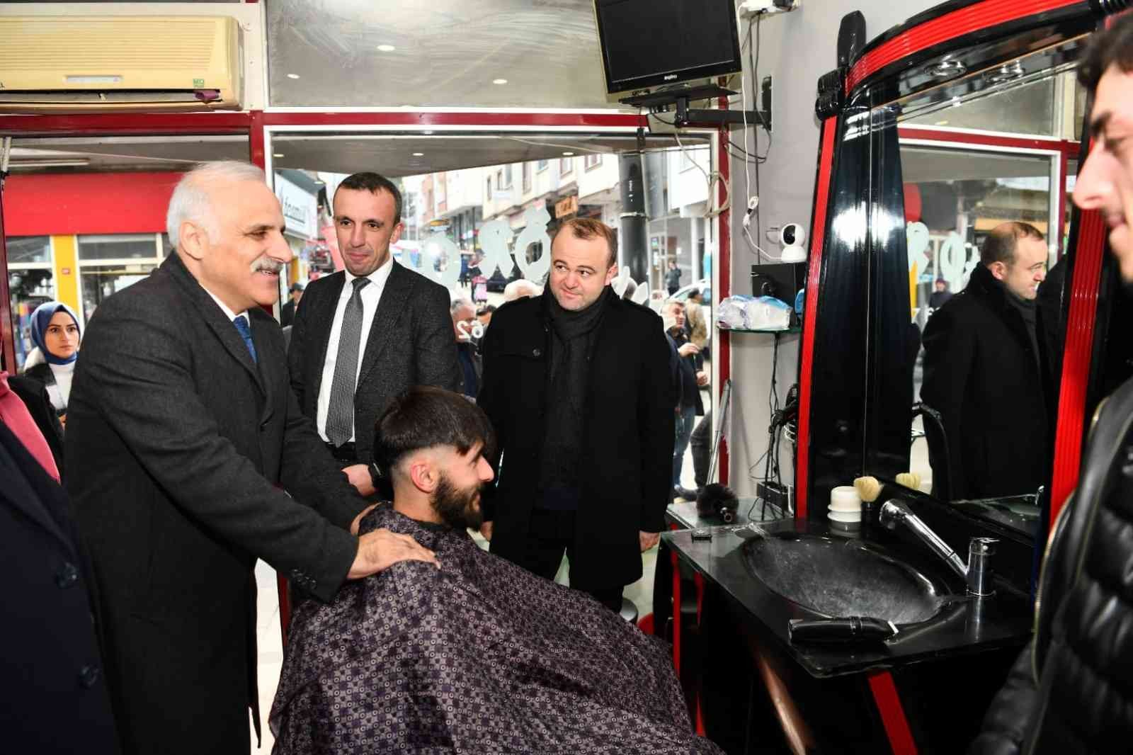TRABZON BÜYÜKŞEHİR BELEDİYE BAŞKANI MURAT ZORLUOĞLU, YÜRÜTÜLEN ÇALIŞMALARI YERİNDE GÖRMEK ARSİN İLÇESİNDE ESNAF VE VATANDAŞLARLA BİR ARAYA GELEREK SORUNLARI DİNLEDİ, YAPILAN ÇALIŞMALARI YERİNDE İNCELEDİ