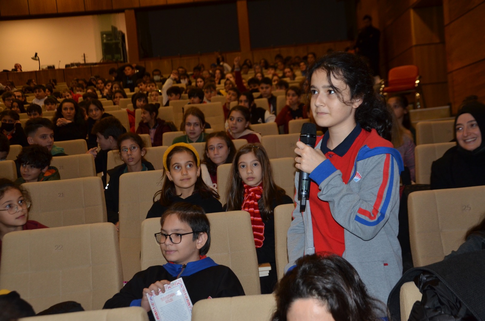 RİZE’DE KİTAP PAYLAŞIM ETKİNLİĞİNİN İLK SÖYLEŞİSİ “YERYÜZÜNÜN KALBİ” KİTABININ YAZARI ÖZGÜR BALPINAR’IN MİSAFİR OLDUĞU PROGRAMLA İSMAİL KAHRAMAN KÜLTÜR MERKEZİNDE 400 ÖĞRENCİ VE 35 ÖĞRETMENİN KATILIMIYLA GERÇEKLEŞTİRİLDİ