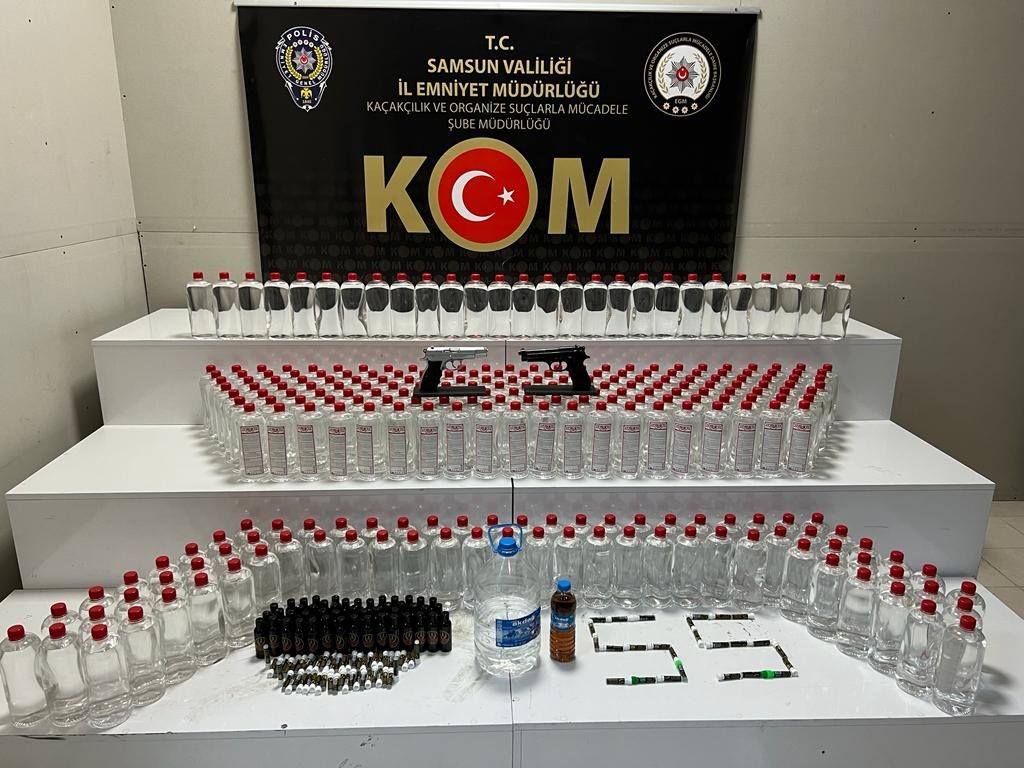 SAMSUN'DA YILBAŞI ÖNCESİ DENETİMLERİ ARTTIRAN KOM POLİSİ İKİ AYRI İŞ YERİNDE ÇOK MİKTARDA SAHTE İÇKİ ELE GEÇİRDİ, 5 ŞÜPHELİYİ GÖZALTINA ALDI