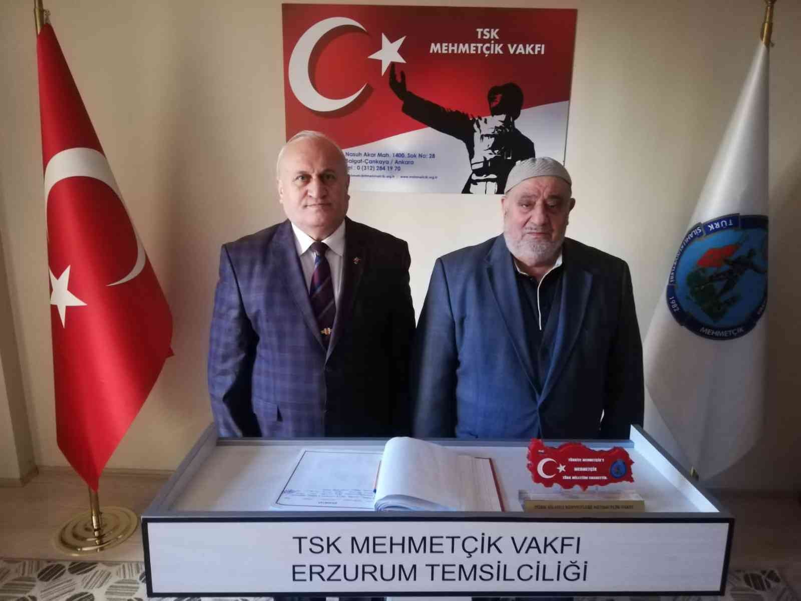 57 YILDIR ALMANYA" DA İŞÇİ OLARAK ÇALIŞAN ERZURUMLU GURBETÇİ İSMAİL HAKKI YAZICI TÜRK SİLAHLI KUVVETLERİ MEHMETÇİK VAKFINA NAKDÎ BAĞIŞTA BULUNDU. BAĞIŞÇIYA AY YILDIZLI TÜRKİYE HARİTASINI TAKDİM ETTİ