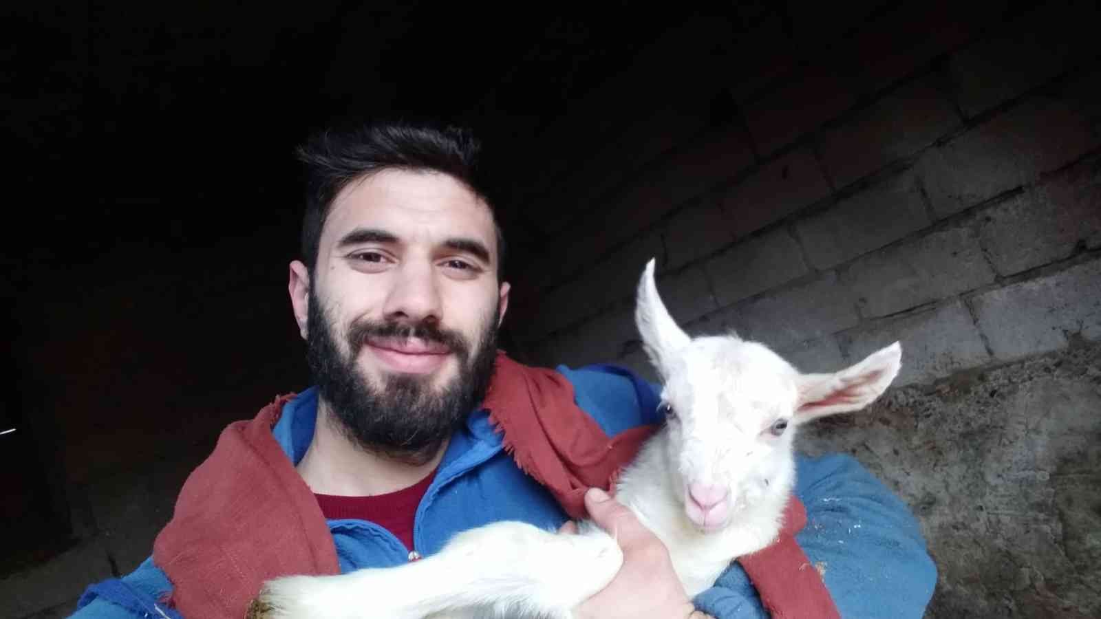 ARTVİN'DE KANSER HASTASI ANNESİ TEDAVİSİ İÇİN İSTANBUL'A YAŞAMAK ZORUNDA KALAN 28 YAŞINDAKİ ÖZHAN TEKBAKAR, ÜNİVERSİTE HAYATINDAN VAZGEÇİP KÖYDE HAYVANCILIK YAPMAYA KARAR VERDİ