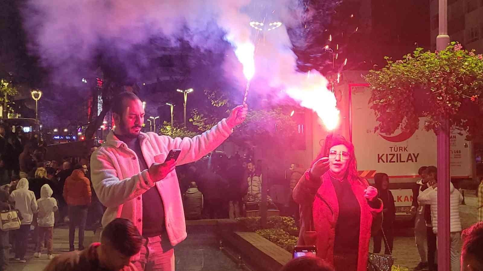 TRABZON'DA VATANDAŞLAR YENİ YILA MEŞALE EŞLİĞİNDE KOLBASTI OYNAYARAK GİRDİ