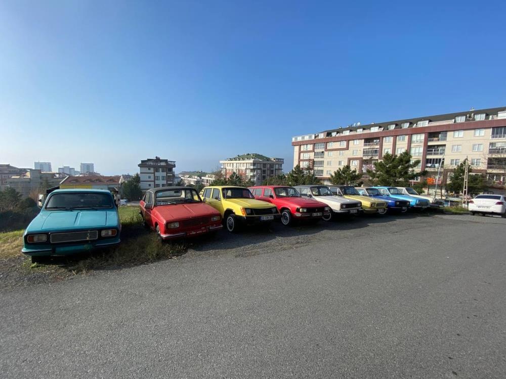 ARTVİN’DE 56 YAŞINDAKİ ÖĞRETMEN BAHRİ GÖKTAŞ , İZLEDİĞİ HABERDEN ETKİLENEREK ANADOL MARKA OTOMOBİL KOLEKSİYONU YAPTI