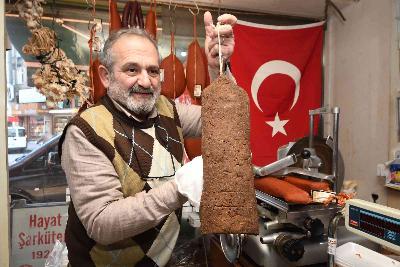MANDA PASTIRMASI, SIĞIR PASTIRMASININ YERİNİ ALIYOR. TÜRKİYE'DE EN ÇOK MANDA VARLIĞINA SAHİP İL OLAN SAMSUN'DA MANDA ETİNDEN ÜRETİLEN PASTIRMAYA VATANDAŞLARIN TALEBİ HER GEÇEN YIL ARTIYOR