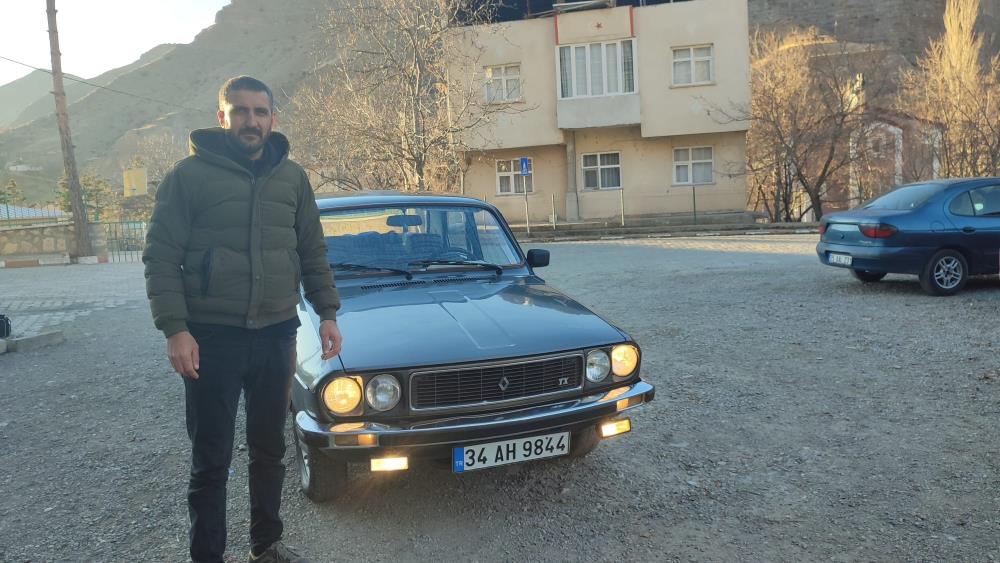 ERZURUM'UN UZUNDERE İLÇESİNDE YAŞAYAN İSHAK DOĞAN, YAKLAŞIK 3 AY ÖNCE EMEKLİ BİR POLİSTEN ALDIĞI 1987 MODEL ARACINA GÖZÜ GİBİ BAKIYOR