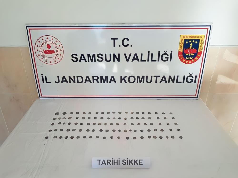 SAMSUN'UN ALAÇAM İLÇESİNDE JANDARMA EKİPLERİ BİR Ş.S ADLI KİŞİYİ SATMAYA ÇALIŞTIĞI 101 ADET ÇEŞİTLİ DÖNEMLERE AİT TARİHİ SİKKEYLE YAKALADI