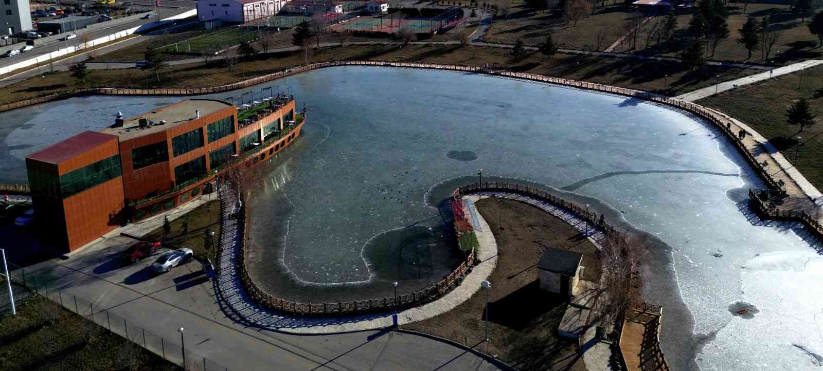 ERZURUM'DA ETKİLİ OLMAYA DEVAM EDEN SOĞUK HAVA NEDENİYLE, BİR PARK İÇERİSİNDEKİ GÖL DONARAK BUZ TUTTU. HAVADAN DA GÖRÜNTÜLENEN GÖL GÜZEL BİR MANZARA OLUŞTURURKEN, BAZI VATANDAŞLAR DONAN GÖL ÜZERİNDE YÜRÜDÜ