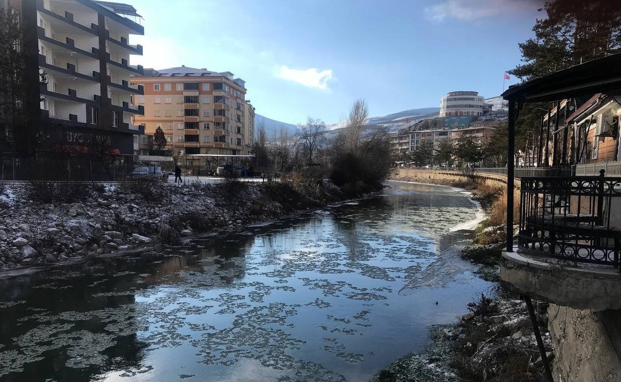 SİBİRYA SOĞUKLARININ ETKİSİ ALTINA GİREN BAYBURT'TA ÇORUH NEHRİNİN YÜZEYİ KISMİ BUZ TUTTU